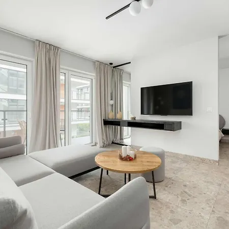 Unique With Parking Space And Swimming Pool By Renters